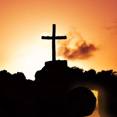 Das Kreuz auf einem Hügel in tiefem Schwarz - dahinter das strahlende Licht des Ostermorgens