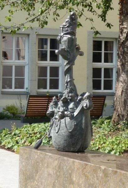 Bild der Bronzefigur der hl. Ursula, vom Leipziger Künstler Markus Gläser